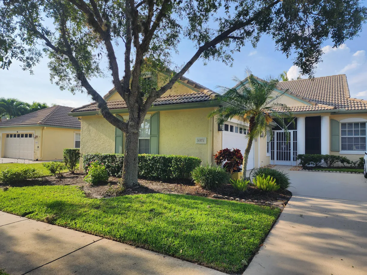 South Florida Real Estate | View 6571 SE Twin Oaks Circle | 3 Beds, 2 Baths
