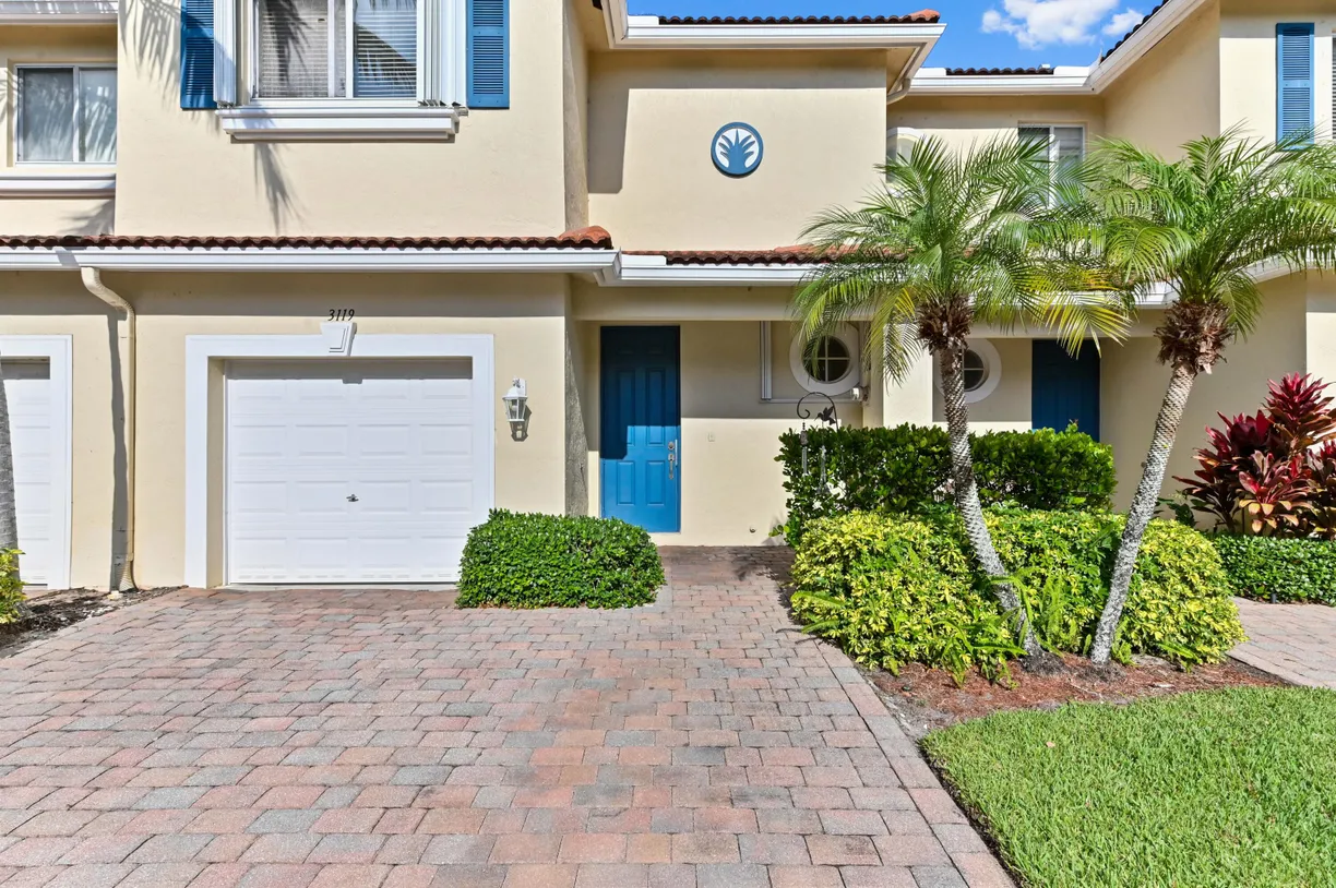 South Florida Real Estate | View 3119 N Evergreen Circle | 3 Beds, 2 Baths