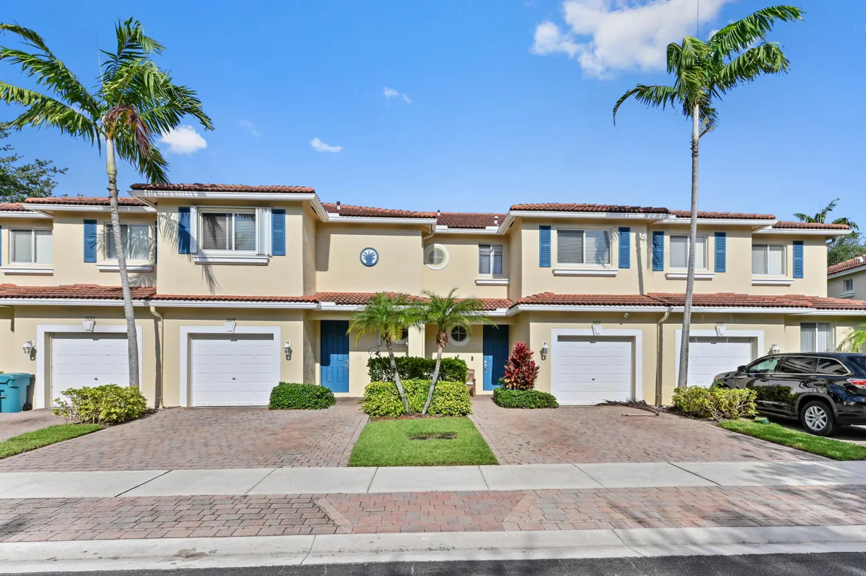 South Florida Real Estate | View 3119 N Evergreen Circle | Listing