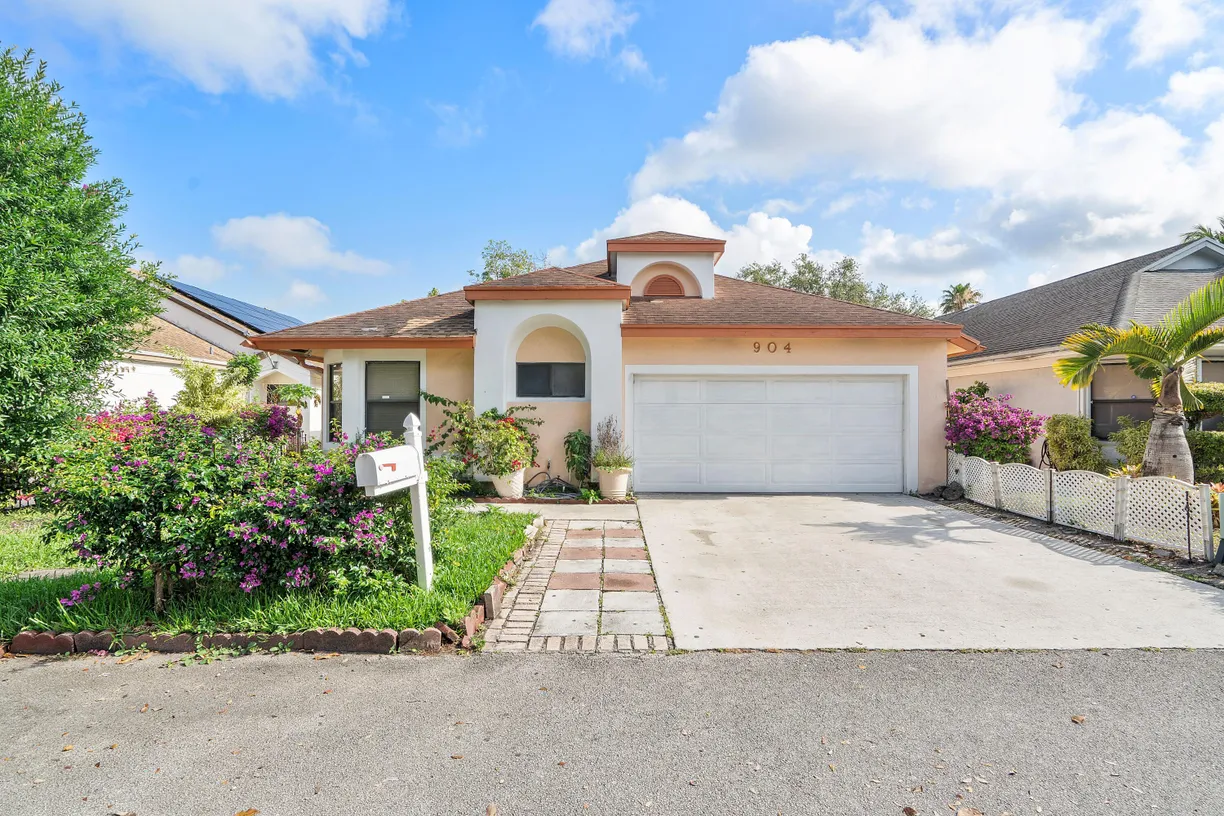 South Florida Real Estate | View 904 Magniola Avenue | 3 Beds, 2 Baths