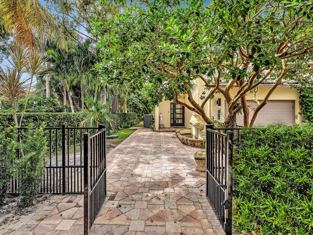 South Florida Real Estate | View 1970 Canterbury Circle, 1970 | 2 Beds, 2 Baths