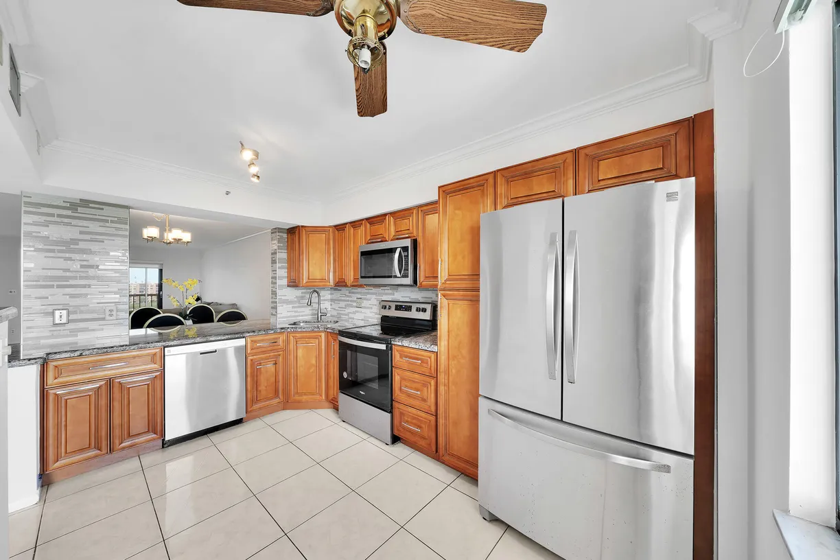 South Florida Real Estate | View 7076 Huntington Lane, 803 | 2 Beds, 2 Baths