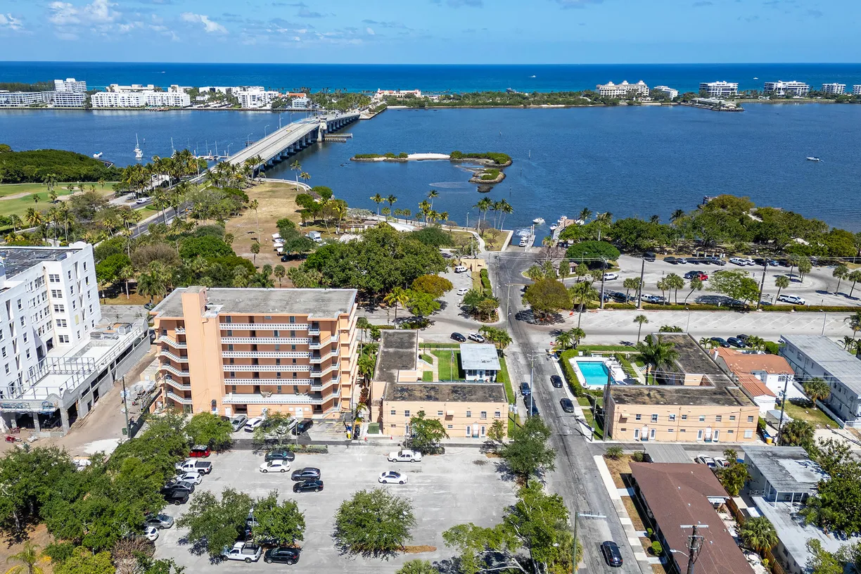 South Florida Real Estate | View 31 S Golfview Road, #11 | 1 Bath