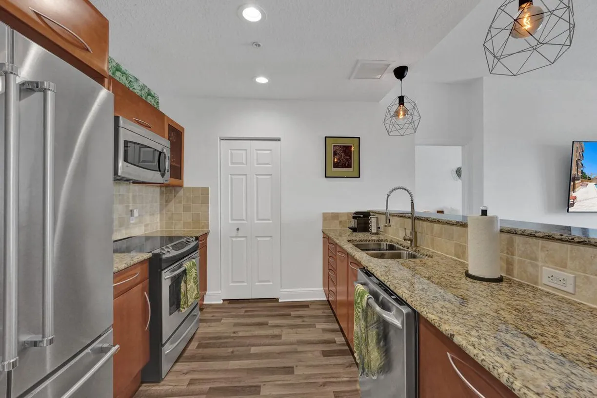 South Florida Real Estate | View 511 Lucerne 613 Avenue, 613 | Listing