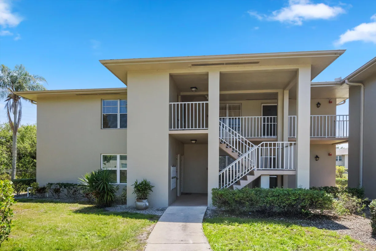 South Florida Real Estate | View 22 Lake Vista Trail, 207 | 2 Beds, 2 Baths