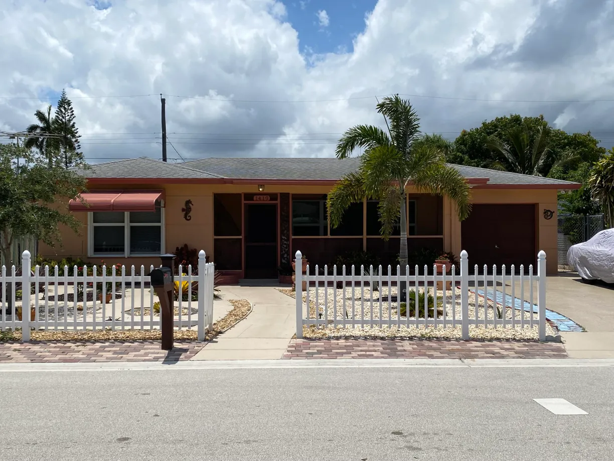South Florida Real Estate | View 1419 N M Street | Listing