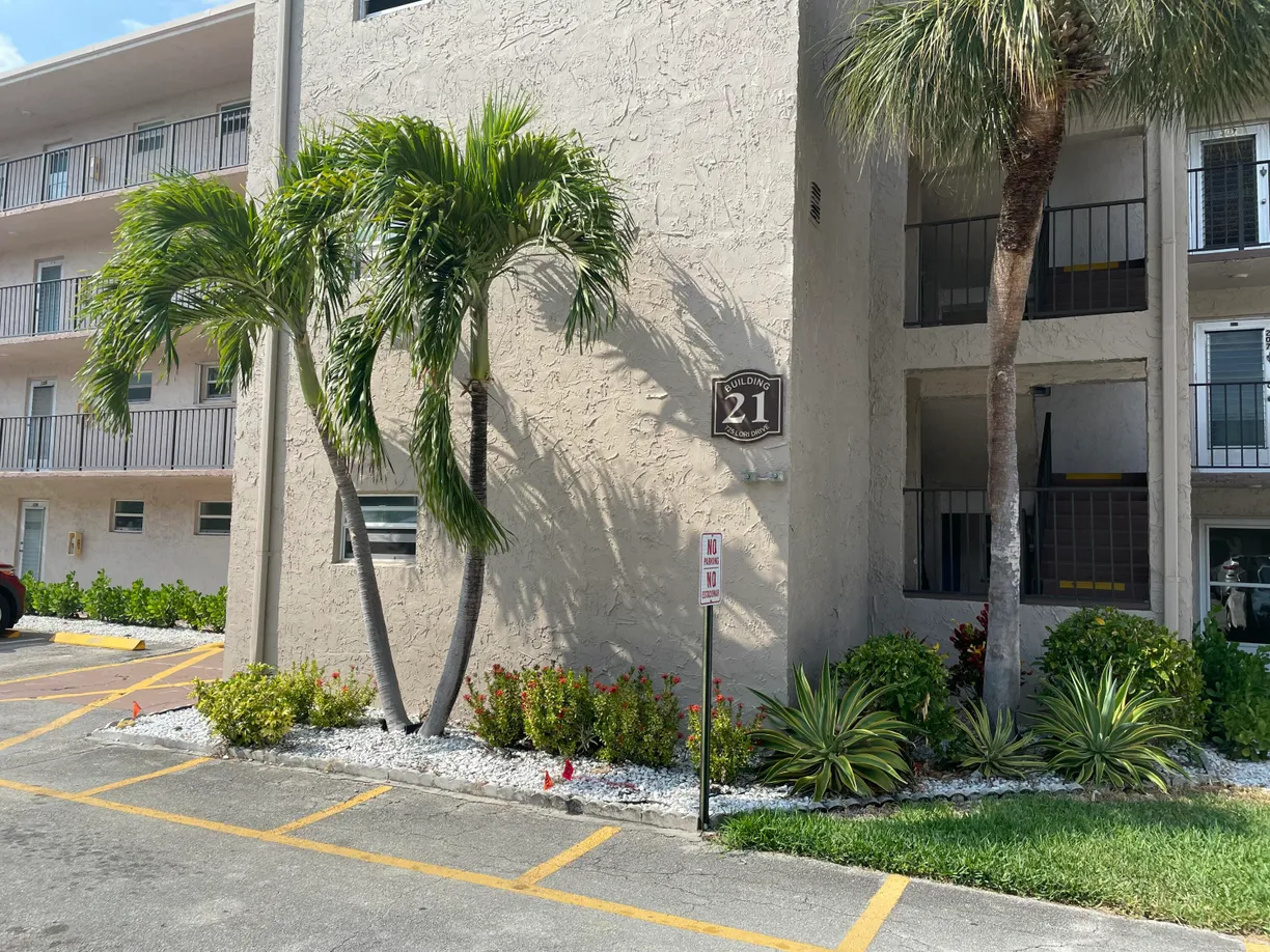 South Florida Real Estate | View 725 Lori Drive, 405 | 2 Beds, 1 Bath