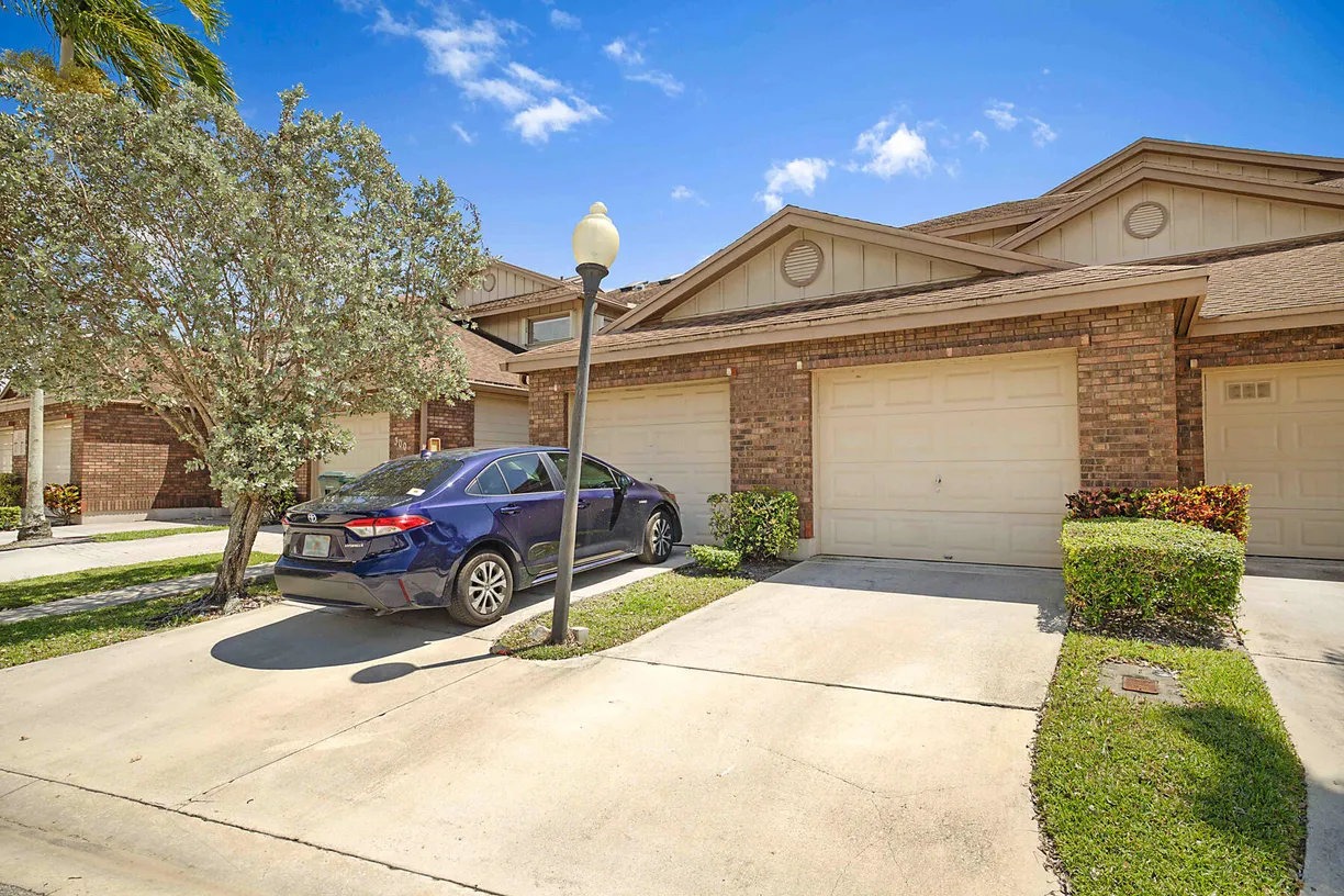 South Florida Real Estate | View 300 Crosswinds Drive, D1 | 2 Beds, 2 Baths