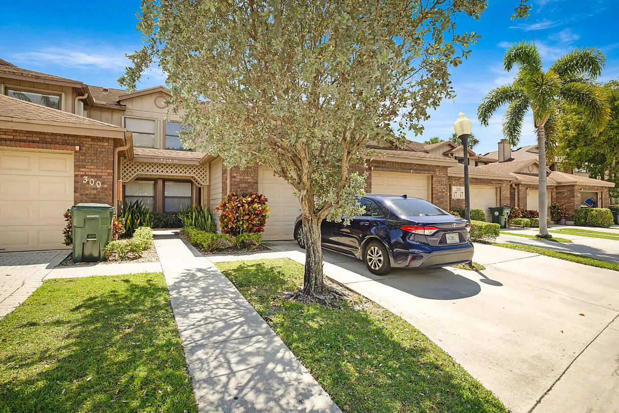 South Florida Real Estate | View 300 Crosswinds Drive, D1 | Listing