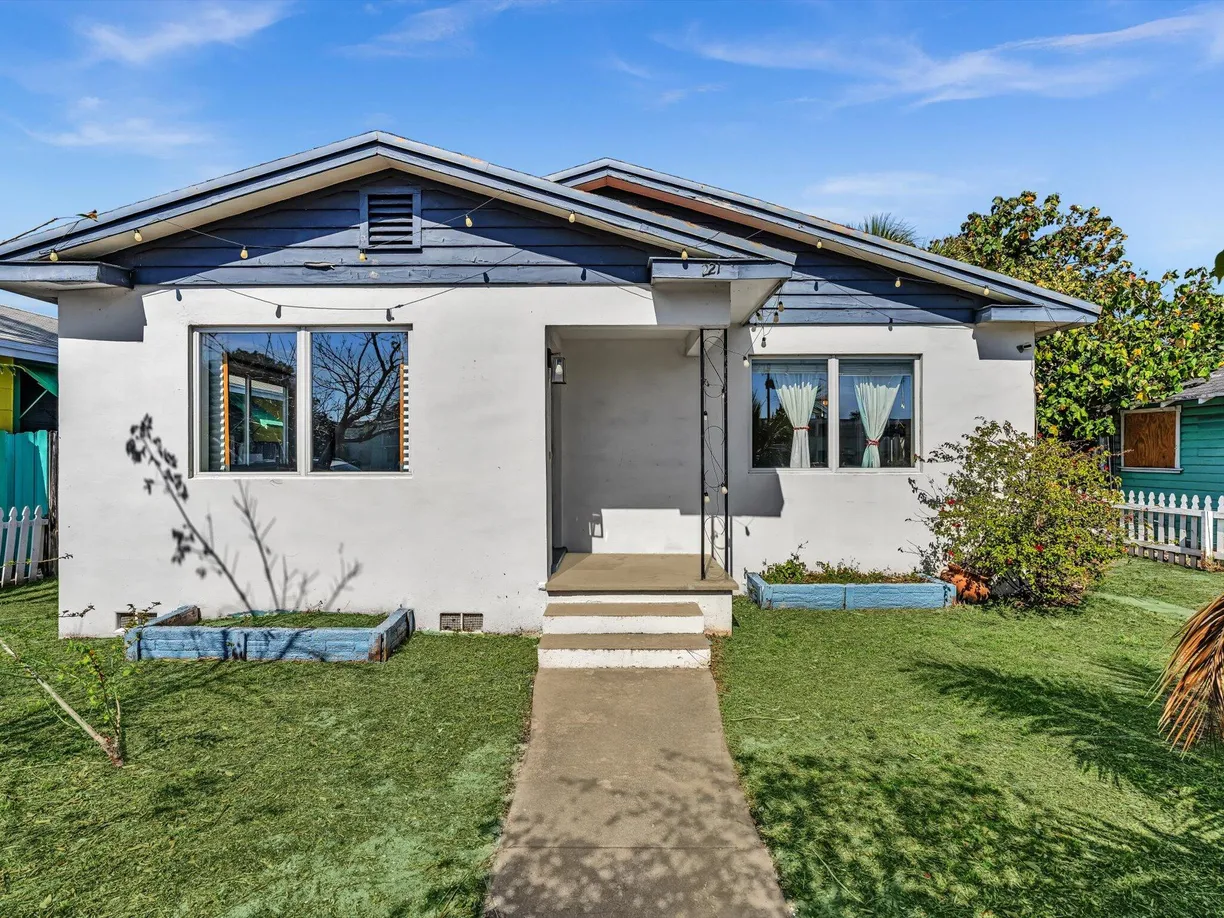 South Florida Real Estate | View 221 N M Street | 3 Beds, 1 Bath