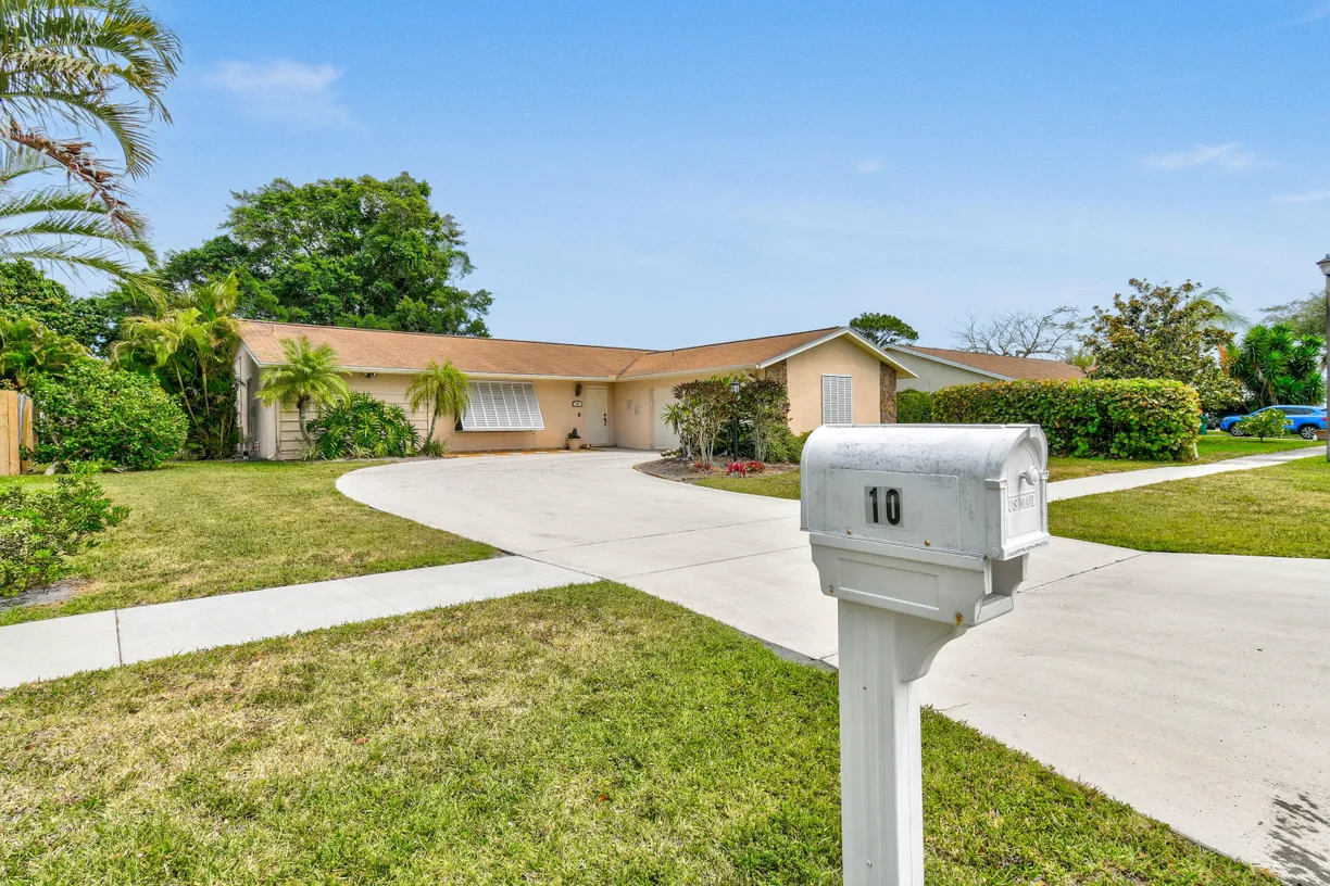 South Florida Real Estate | View 10 Chapel Court | Listing
