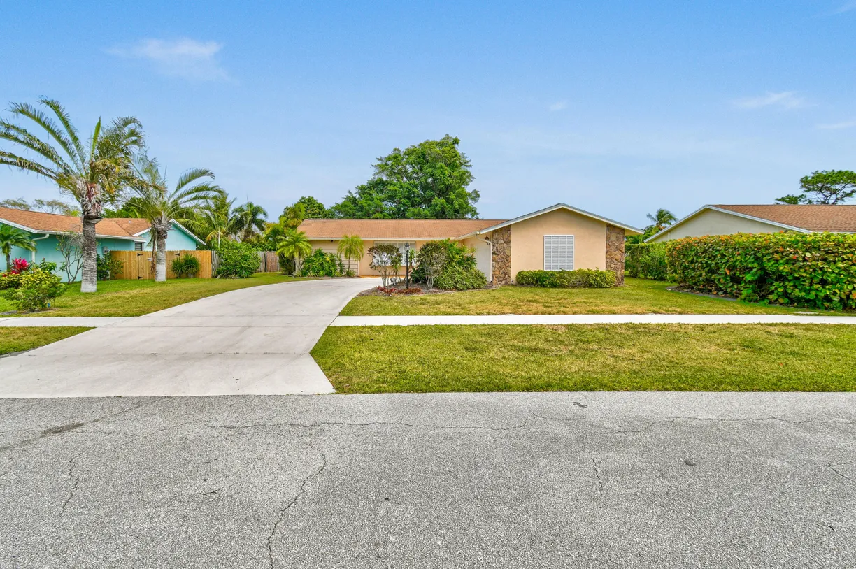 South Florida Real Estate | View 10 Chapel Court | Listing