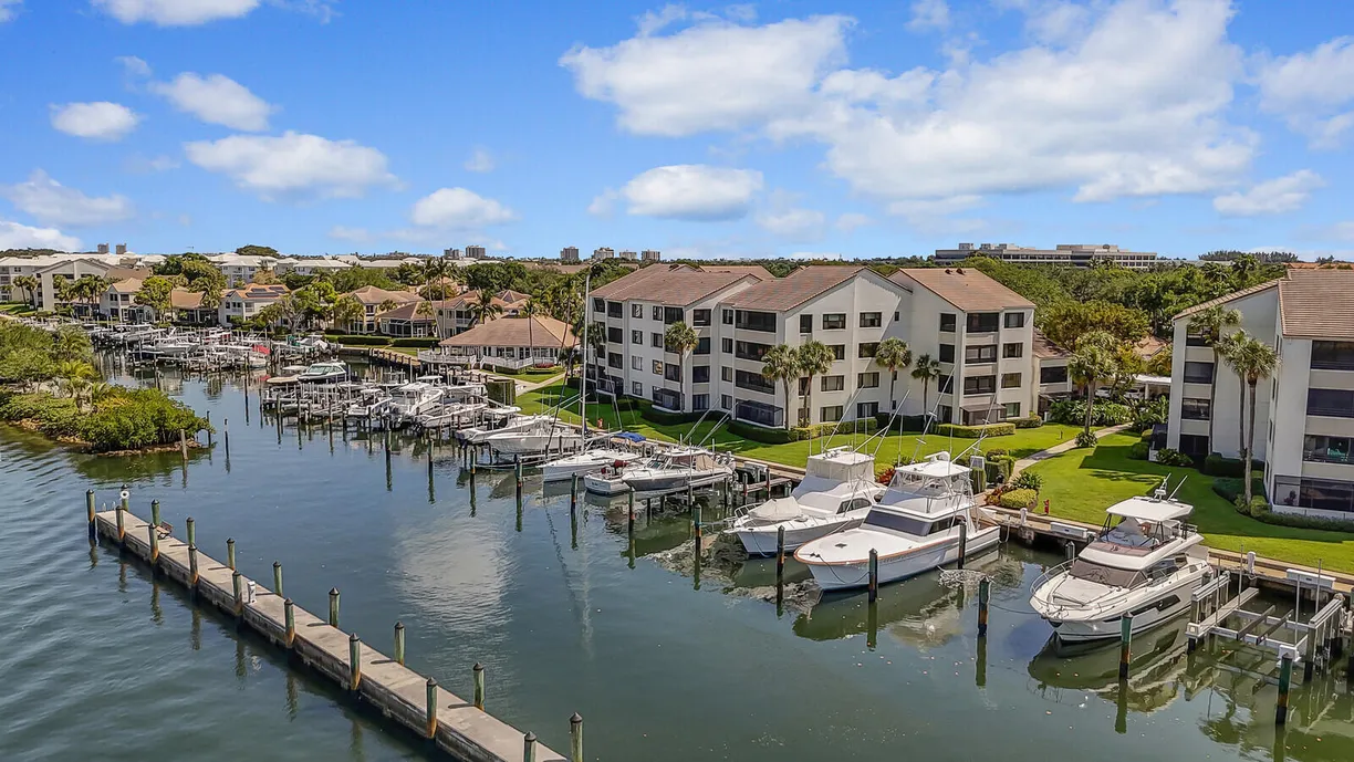 South Florida Real Estate | View 821 Oak Harbour Drive | 3 Beds, 3 Baths