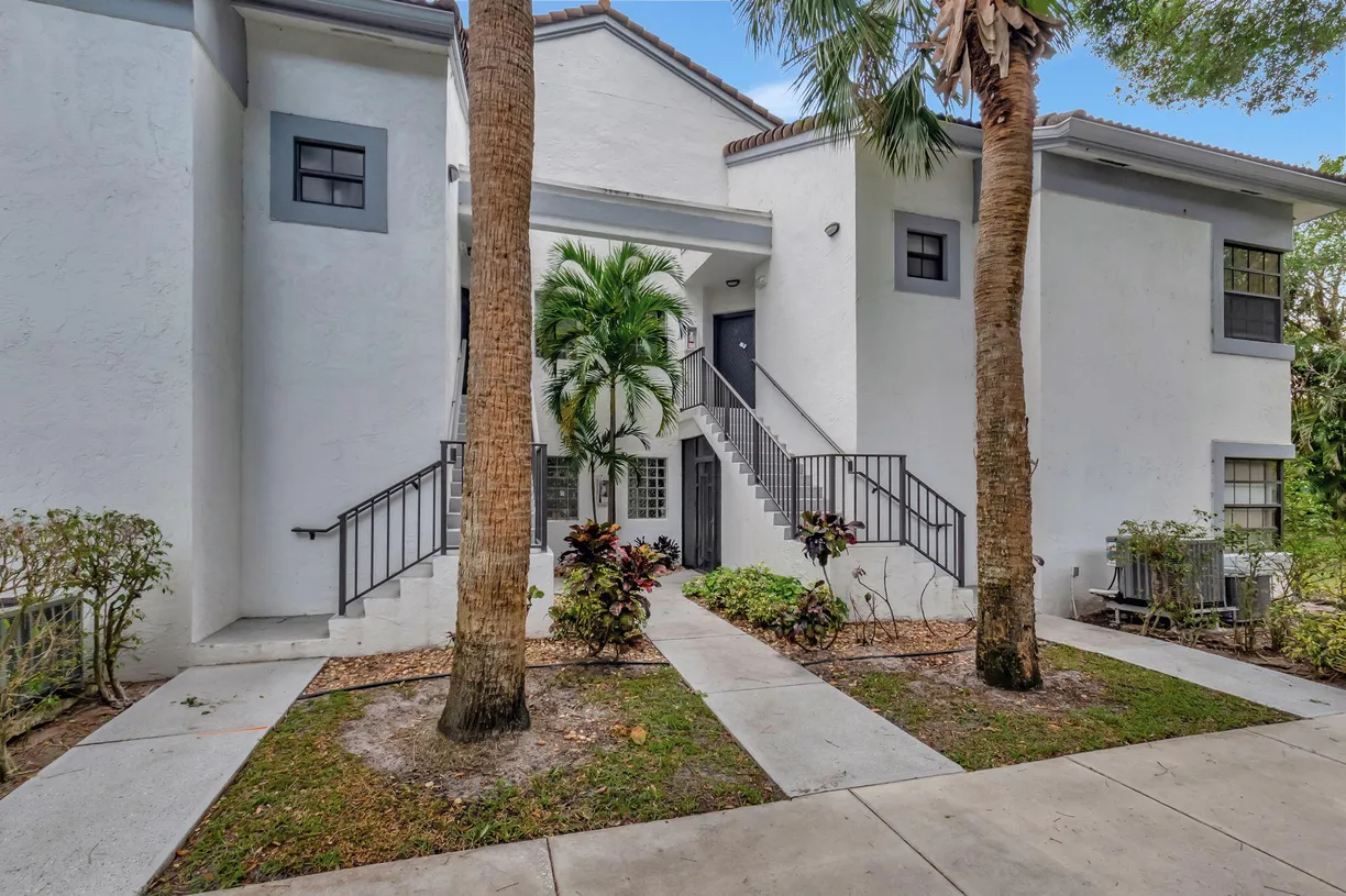 South Florida Real Estate | View 5450 Verona Drive, M | 3 Beds, 2 Baths