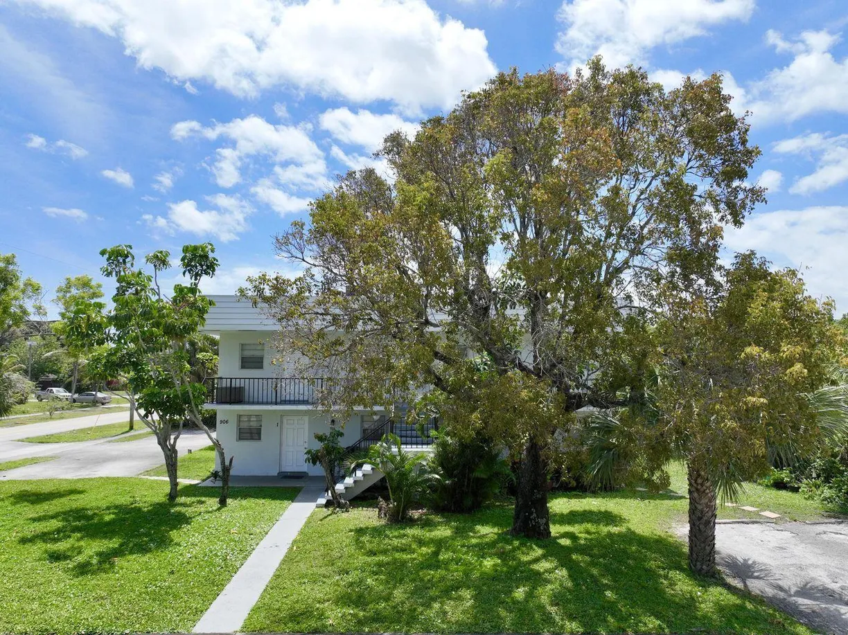 South Florida Real Estate | View 906 Foresteria Drive, 4 | 2 Beds, 1 Bath