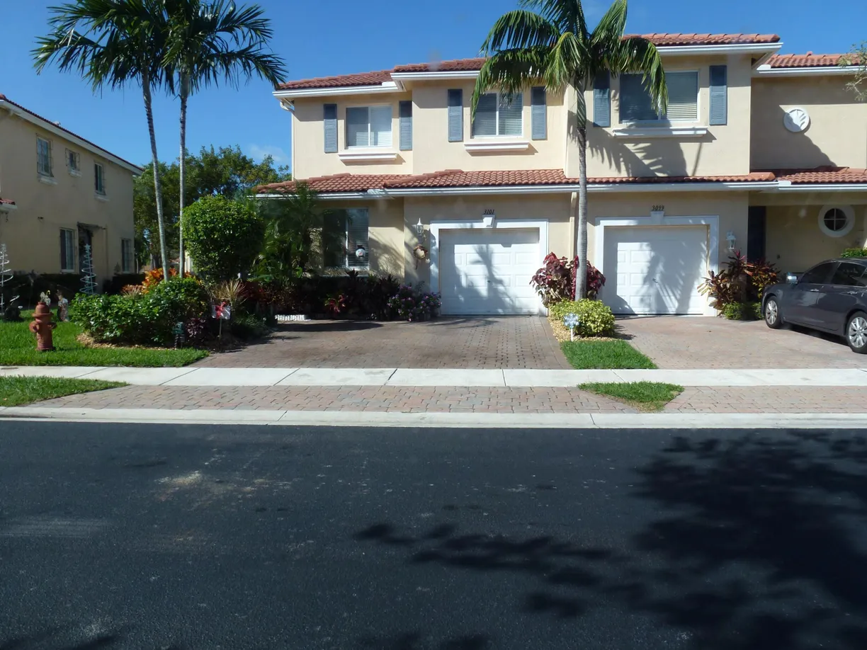 South Florida Real Estate | View 3101 N Evergreen Circle | 3 Beds, 2 Baths