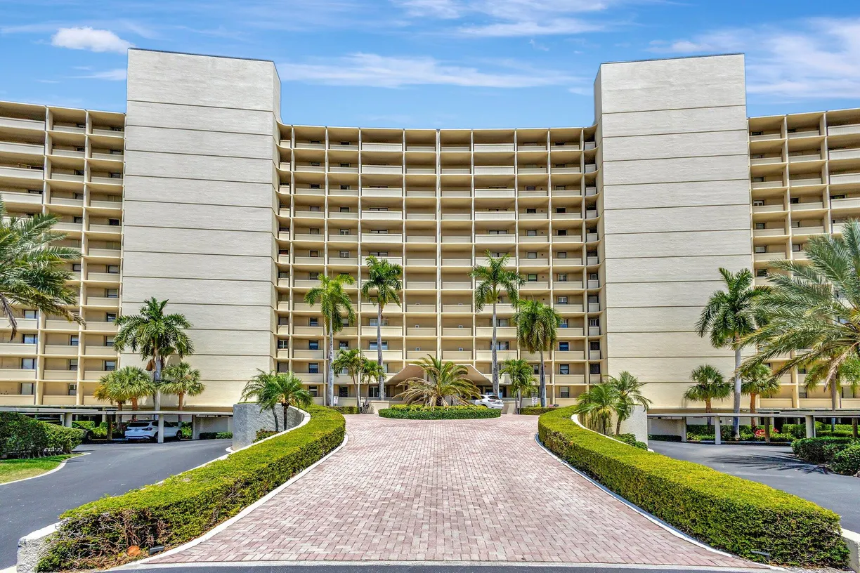 South Florida Real Estate | View 130 Lakeshore Drive, 222 | 2 Beds, 2 Baths
