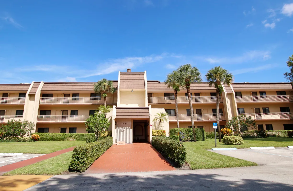 South Florida Real Estate | View 4254 Deste Court, 305 | 1 Bed, 1 Bath