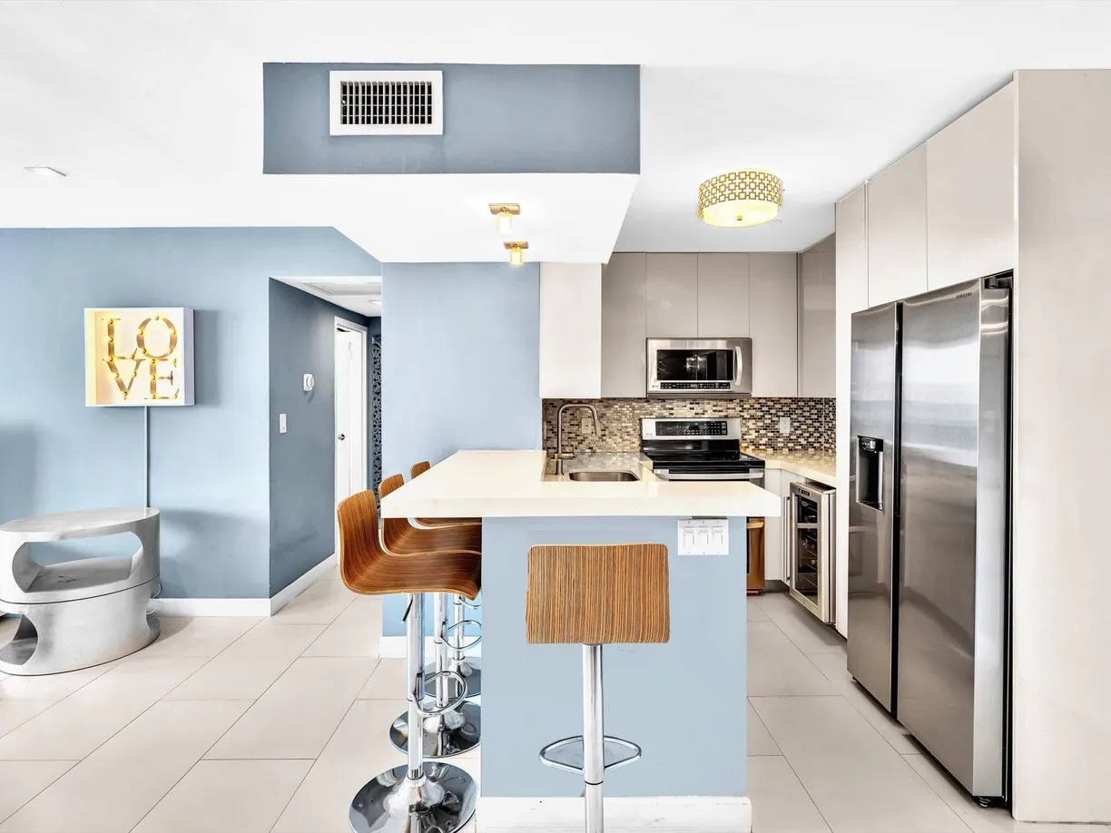 South Florida Real Estate | View 1200 West Avenue, Ph19 | Listing