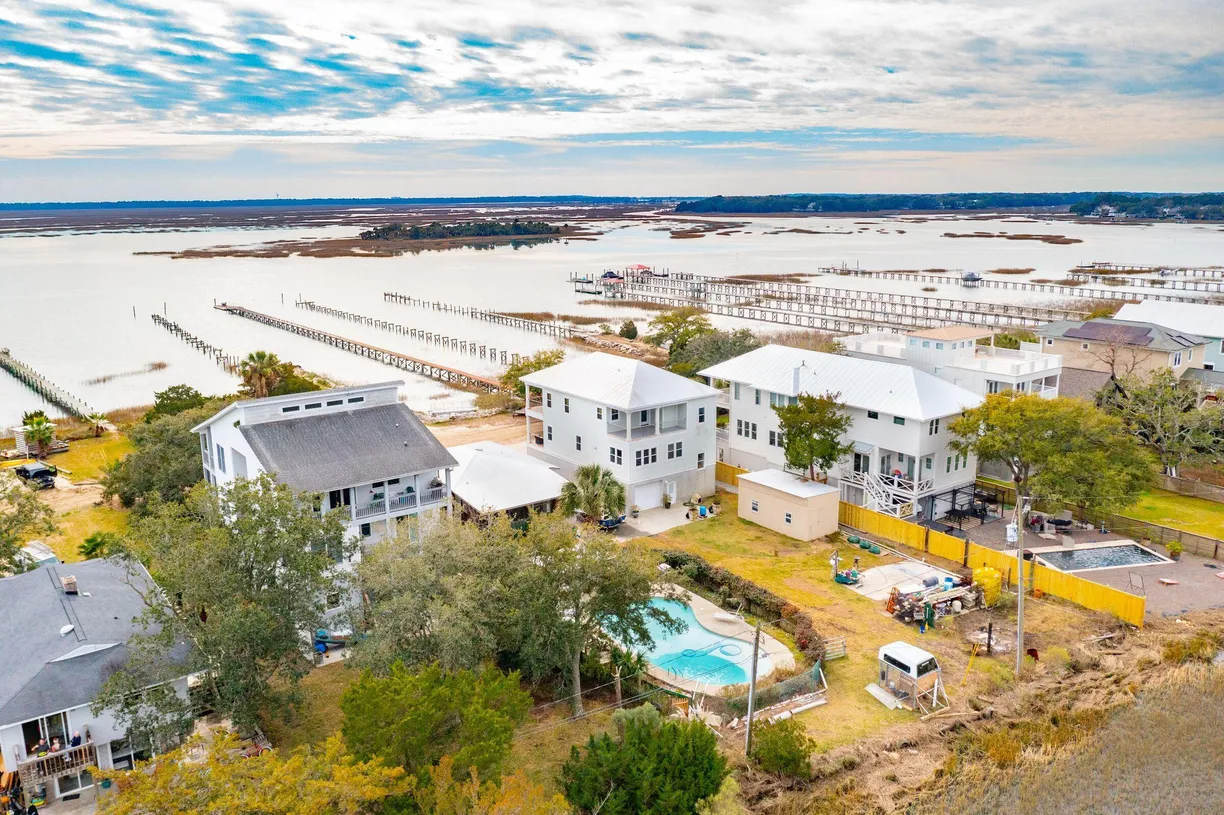 Charleston, SC Real Estate | View 924 W Oceanview Road | 3 Beds, 2 Baths