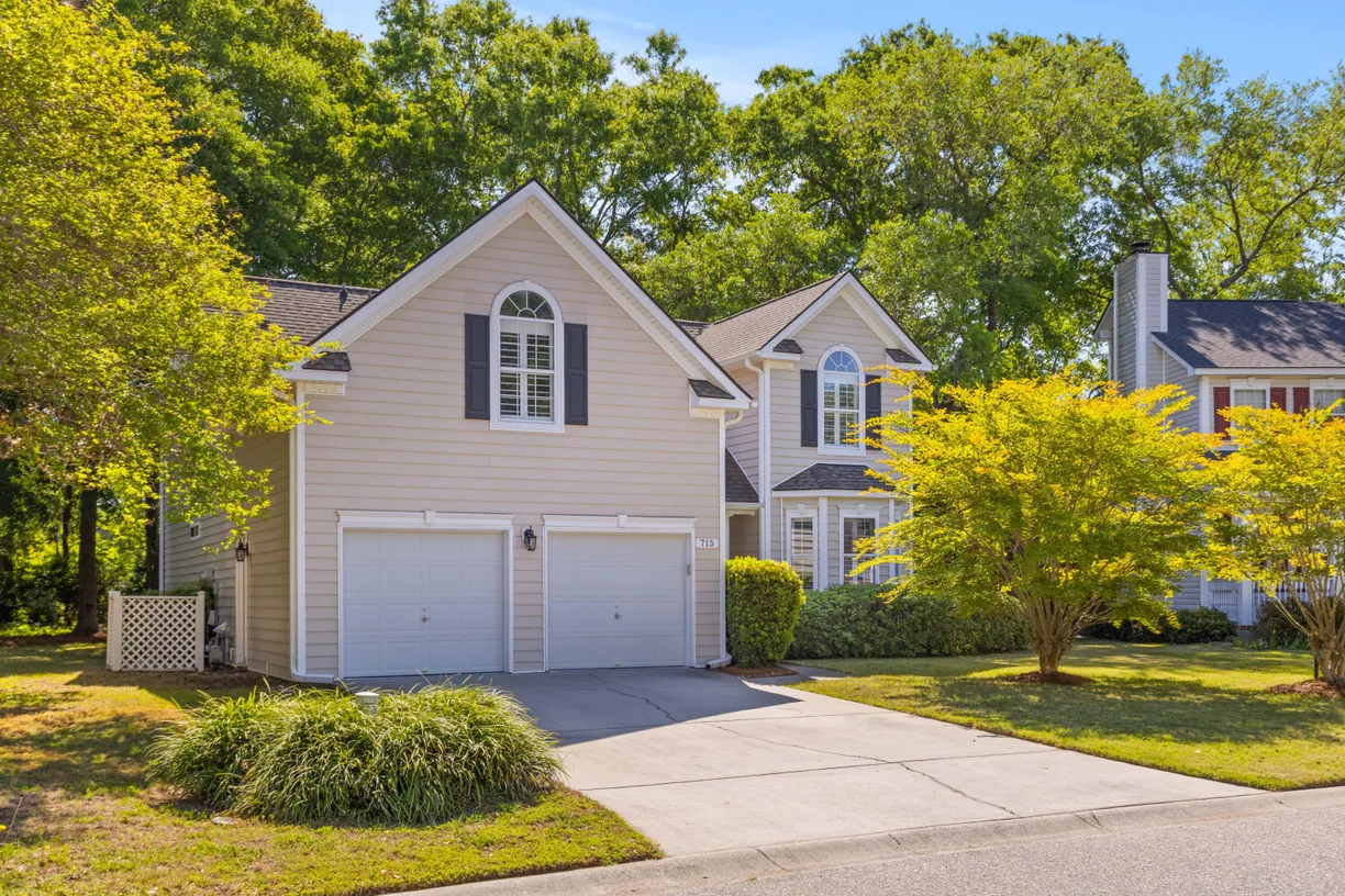 Charleston, SC Real Estate | View 715 Majestic Oak Drive | 5 Beds, 2 Baths