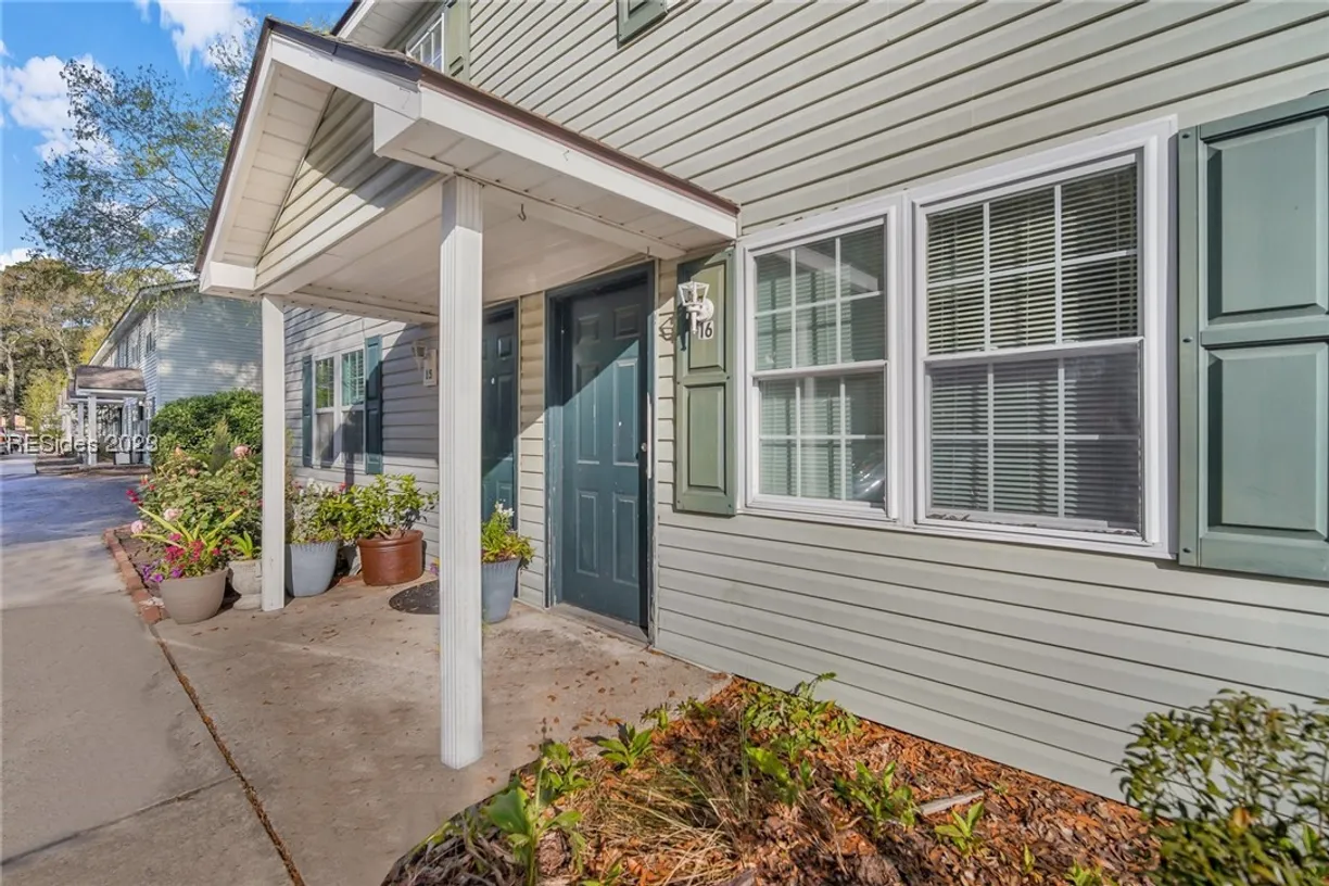 Charleston, SC Real Estate | View 50 Marshland Road, 16 | 3 Beds, 1 Bath