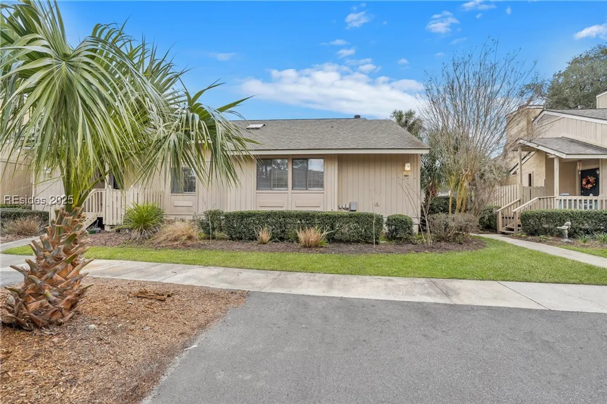 Charleston, SC Real Estate | View 5 Gumtree Road, I-8 | 3 Beds, 2 Baths