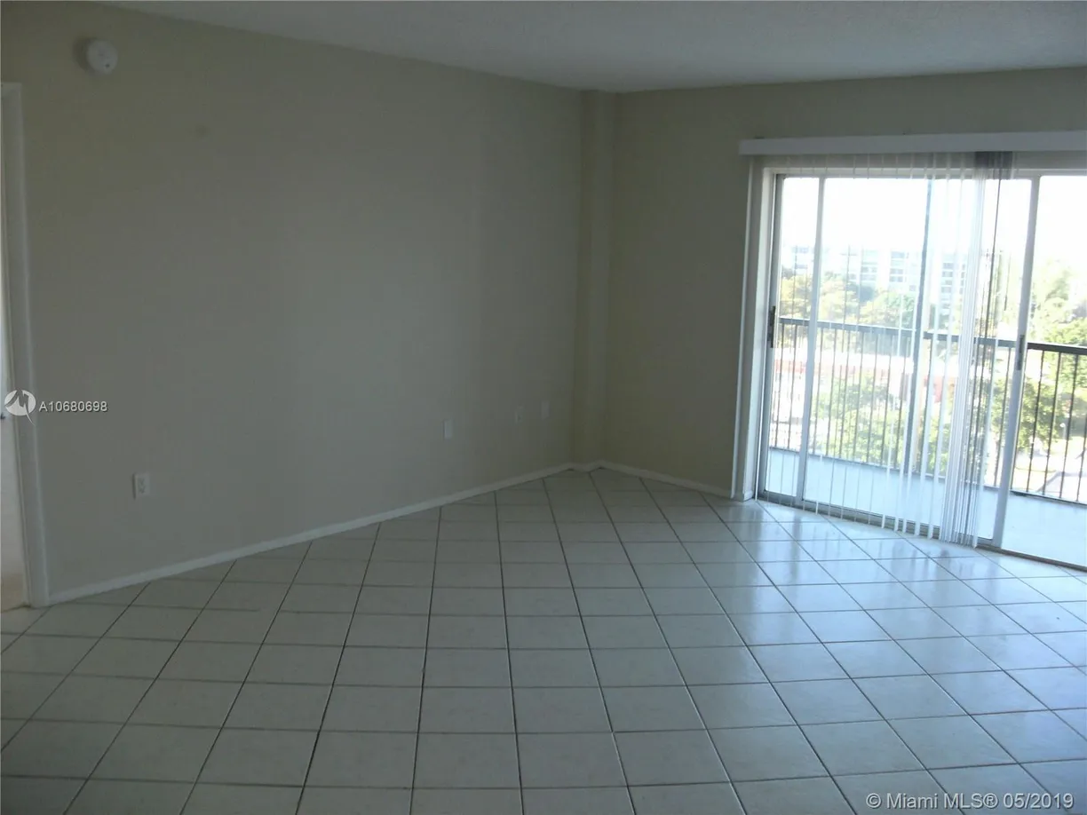 South Florida Real Estate | View 4174 Inverrary Dr, 911 | 1 Bed, 1 Bath