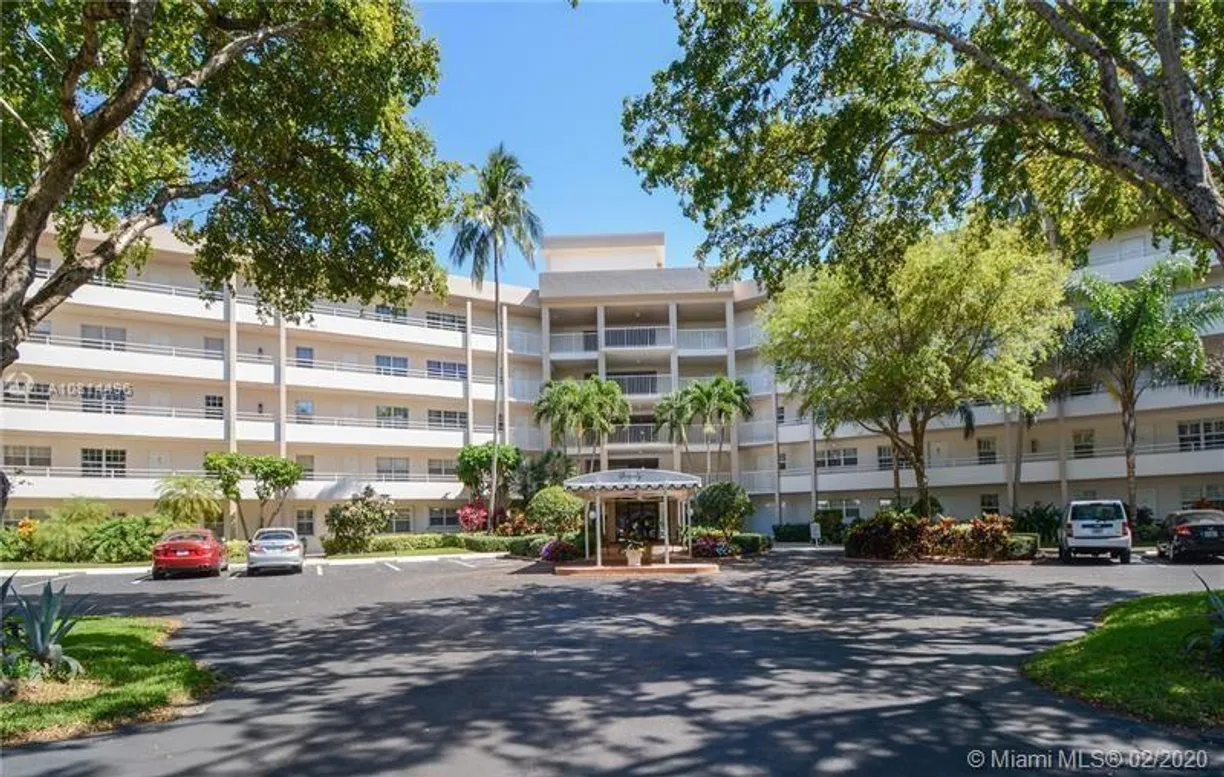 South Florida Real Estate | View 3800 Oaks Clubhouse Dr, 204 | 3 Beds, 2 Baths
