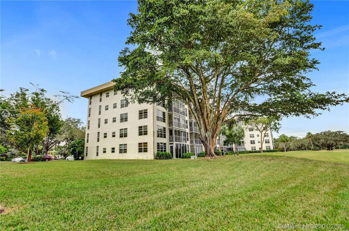 South Florida Real Estate | View 565 Oaks Lane, 207 | 3 Beds, 2 Baths