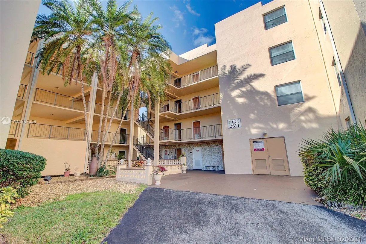 South Florida Real Estate | View 2811 Somerset Dr, 301 | 2 Beds, 2 Baths