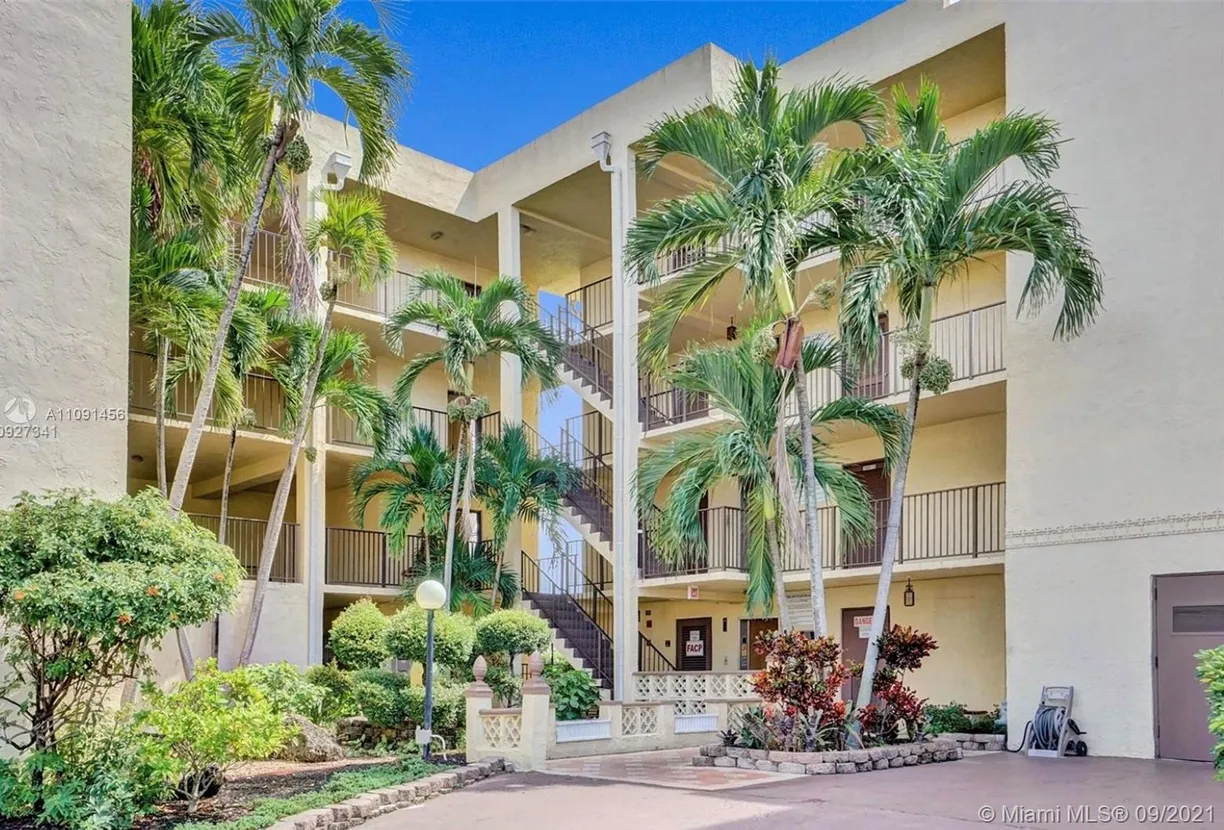 South Florida Real Estate | View 2811 Somerset Dr, 108 | 1 Bed, 1 Bath