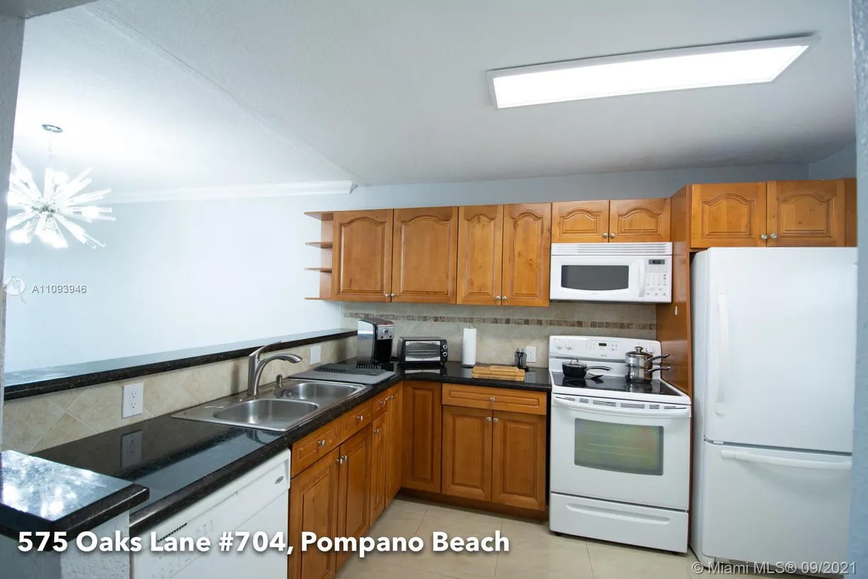 South Florida Real Estate | View 575 Oaks Ln, 704 | 1 Bed, 1 Bath