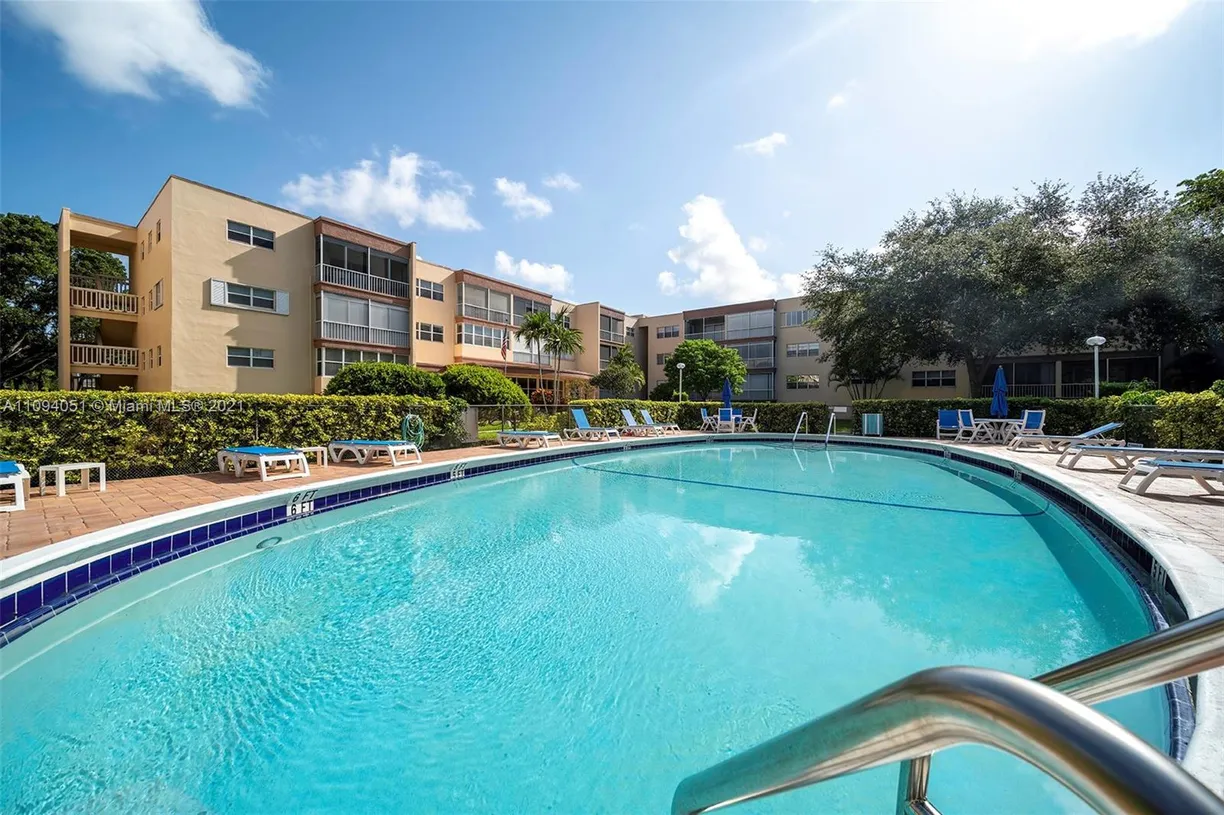 South Florida Real Estate | View 6731 Cypress Rd, 306 | 1 Bed, 1 Bath