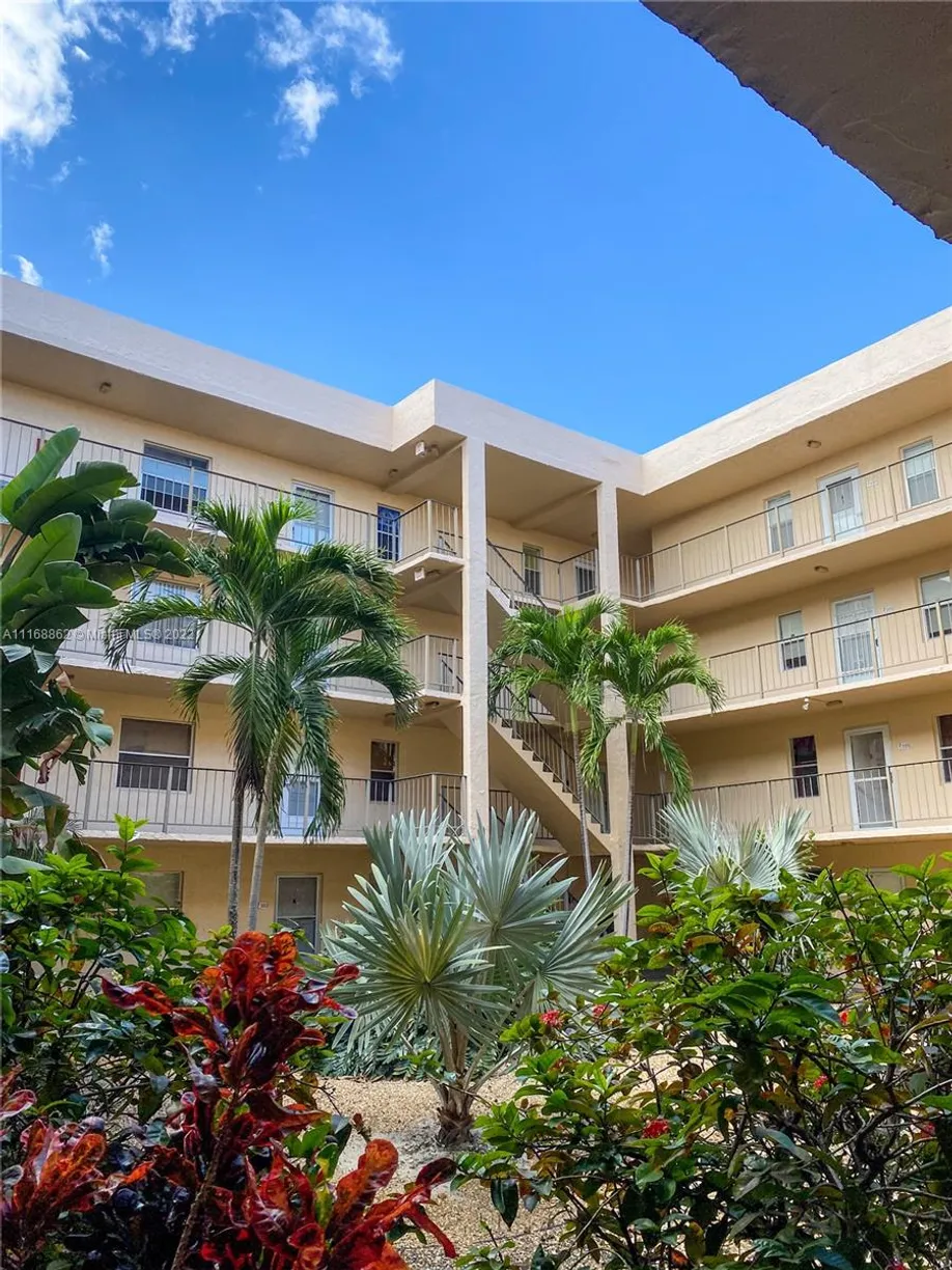 South Florida Real Estate | View 2811 Somerset Dr, 406 | 1 Bed, 1 Bath