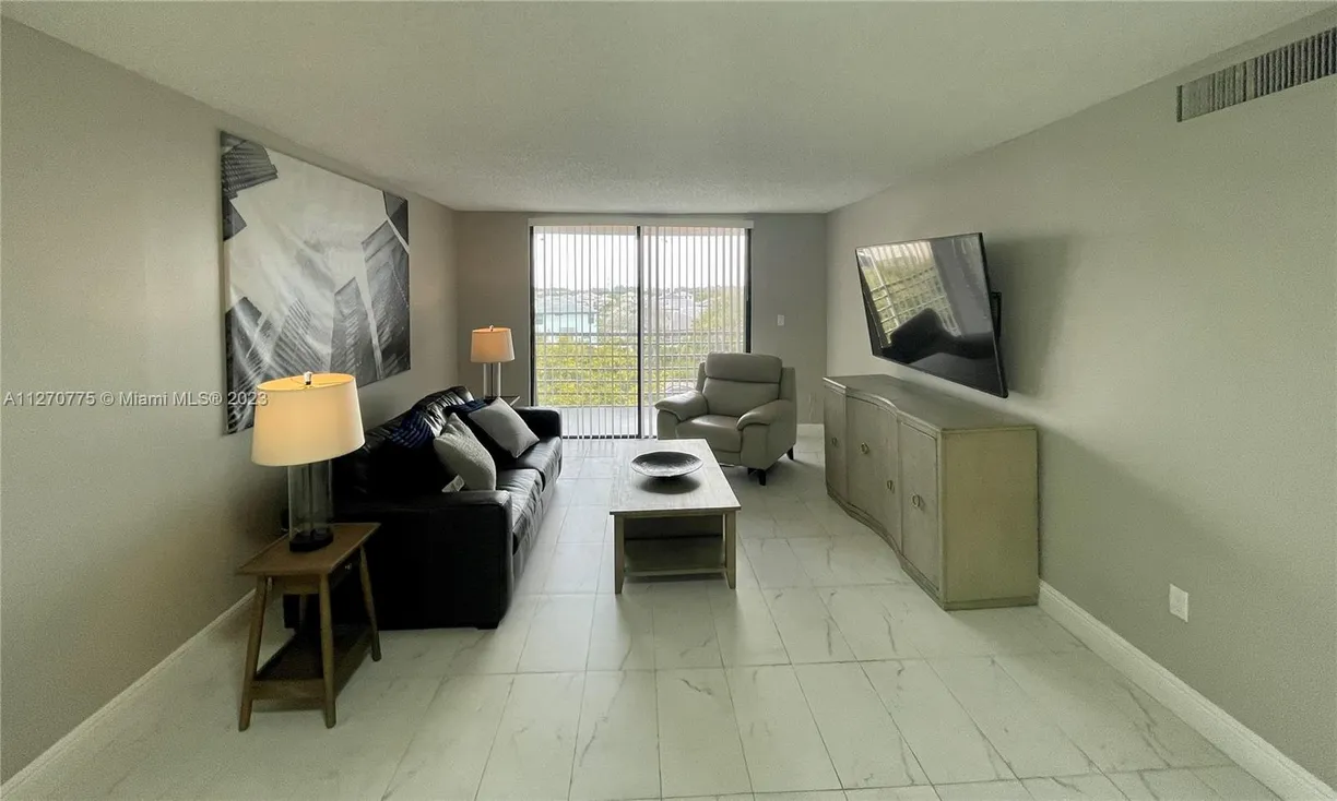 South Florida Real Estate | View 2840 Somerset Dr, 417M | 2 Beds, 2 Baths