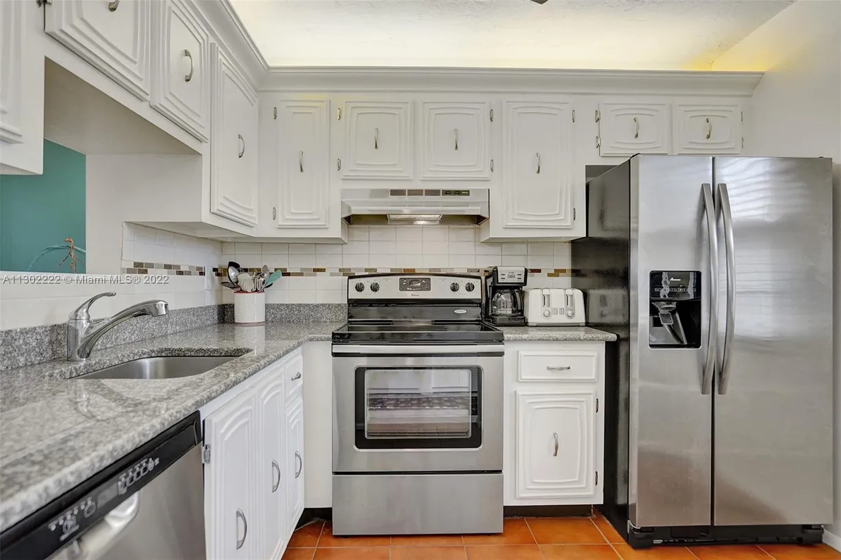 South Florida Real Estate | View 2811 Somerset Dr, 400 | 2 Beds, 2 Baths