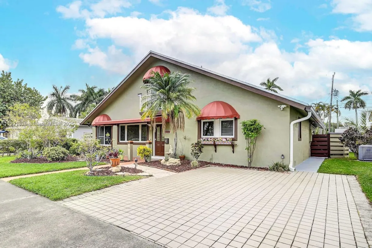 South Florida Real Estate | View 1020 N 13th Ter | Listing