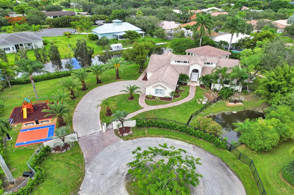South Florida Real Estate | View 16301 SW 62nd St | 8 Beds, 4 Baths