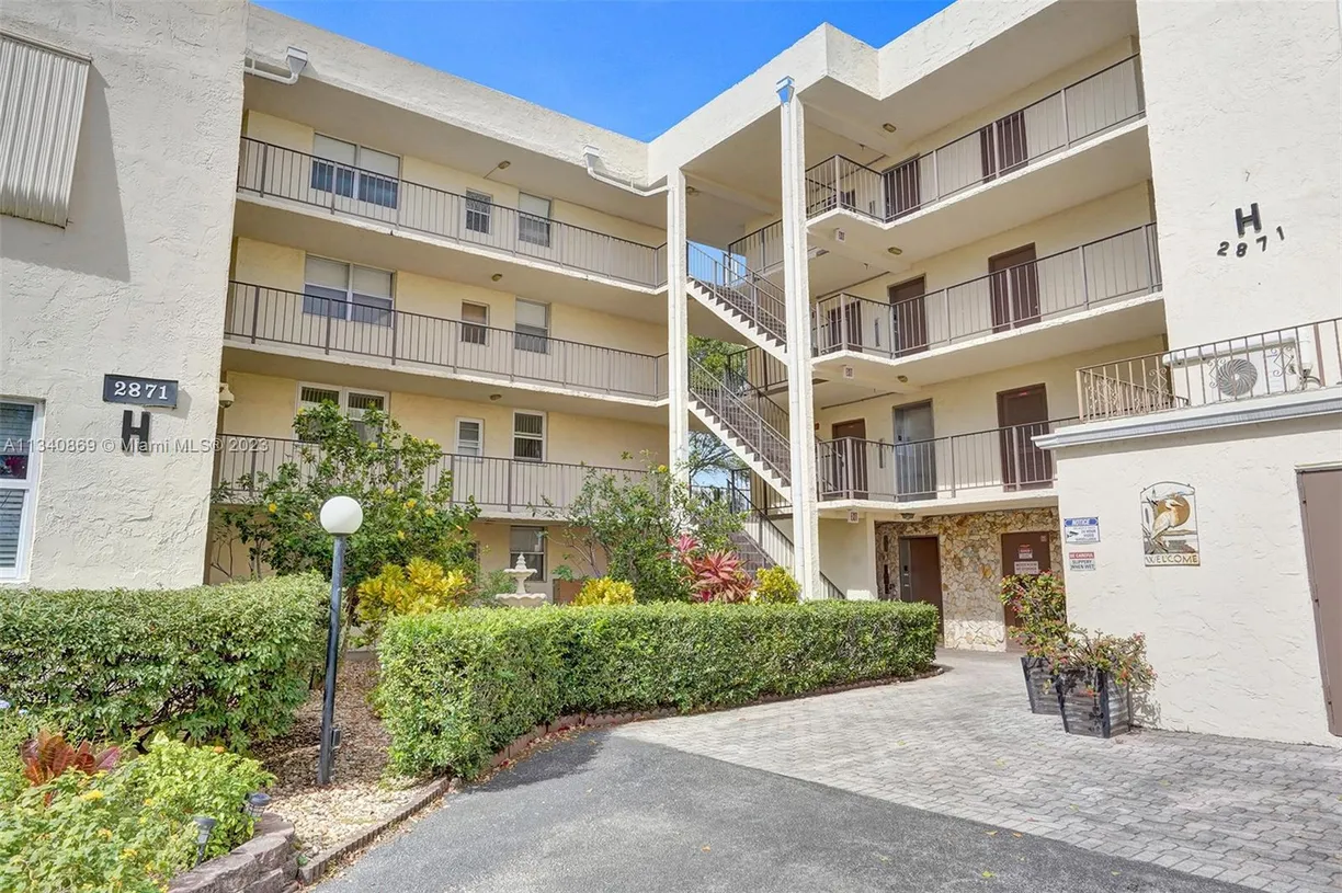South Florida Real Estate | View 2871 Somerset Dr, 209 | 2 Beds, 2 Baths