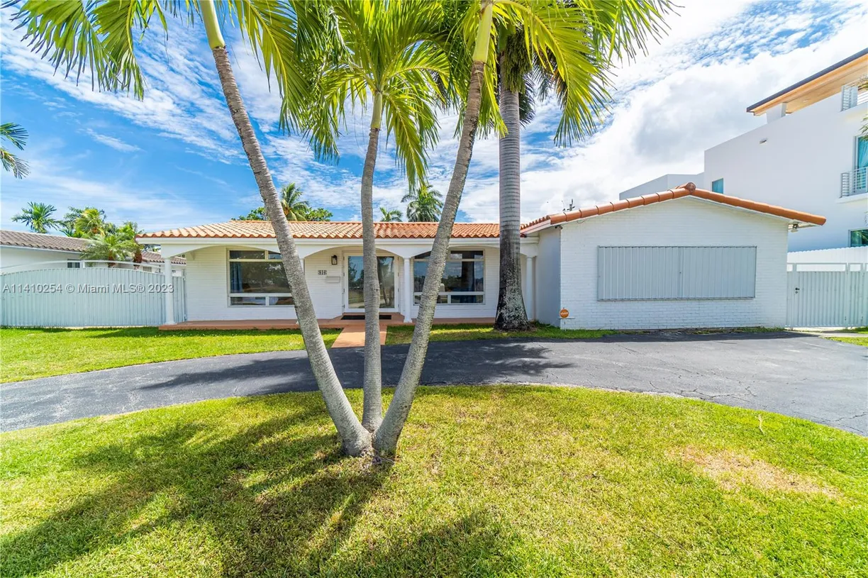 South Florida Real Estate | View 816 Polk St, 1 | Listing