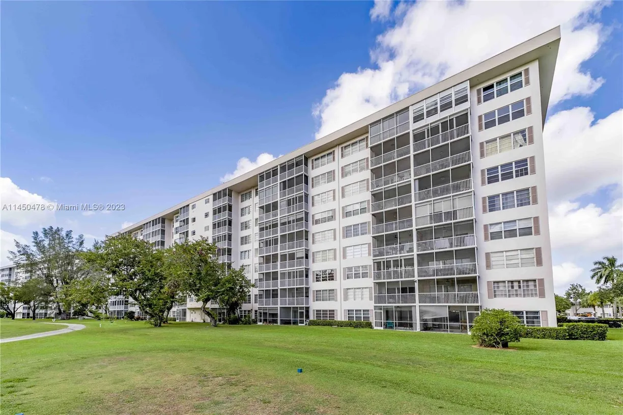 South Florida Real Estate | View 3150 N Palm Aire Dr, 507 | 1 Bed, 1 Bath