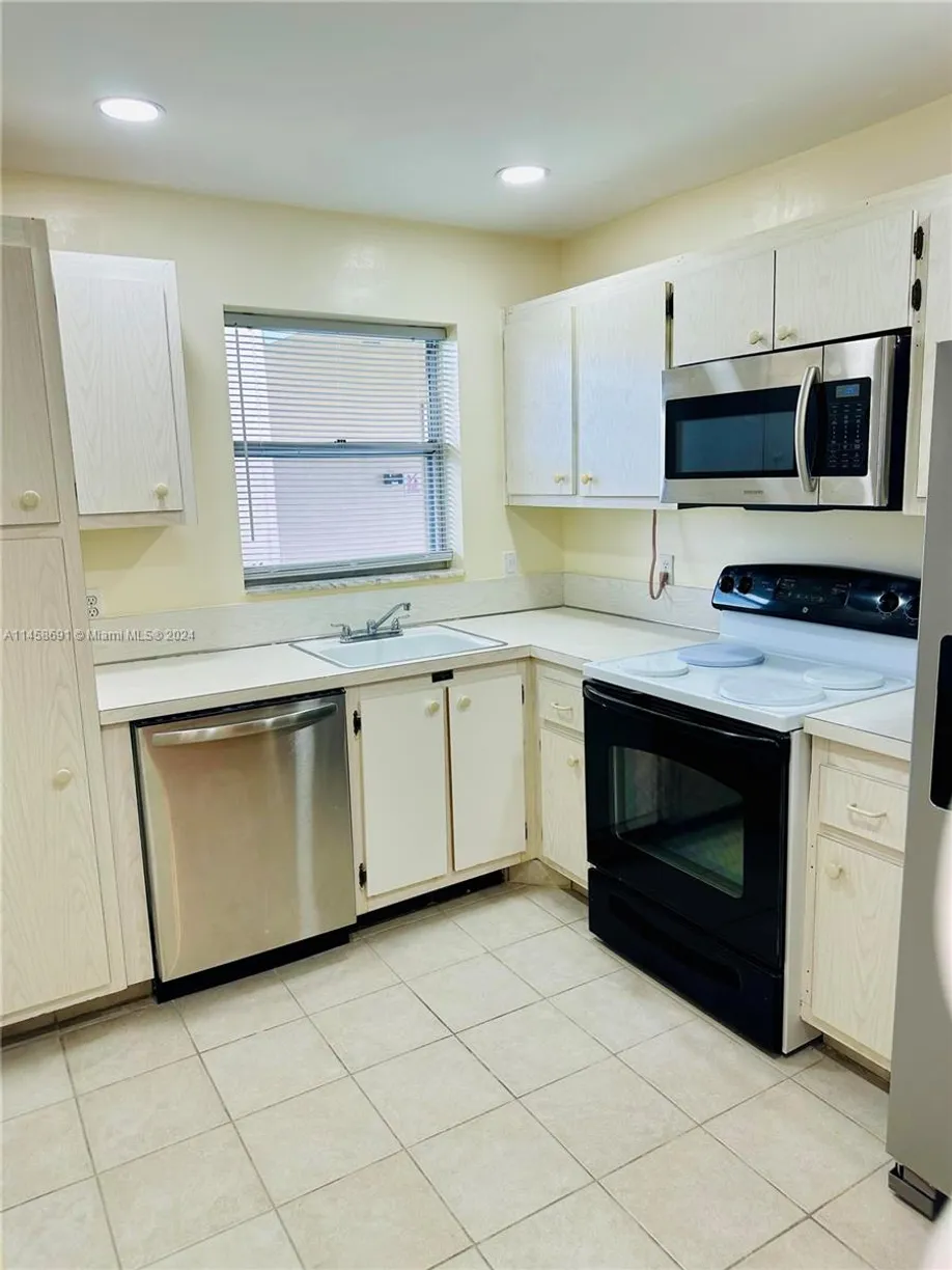 South Florida Real Estate | View 810 SE 7th St, 108 | 1 Bed, 1 Bath