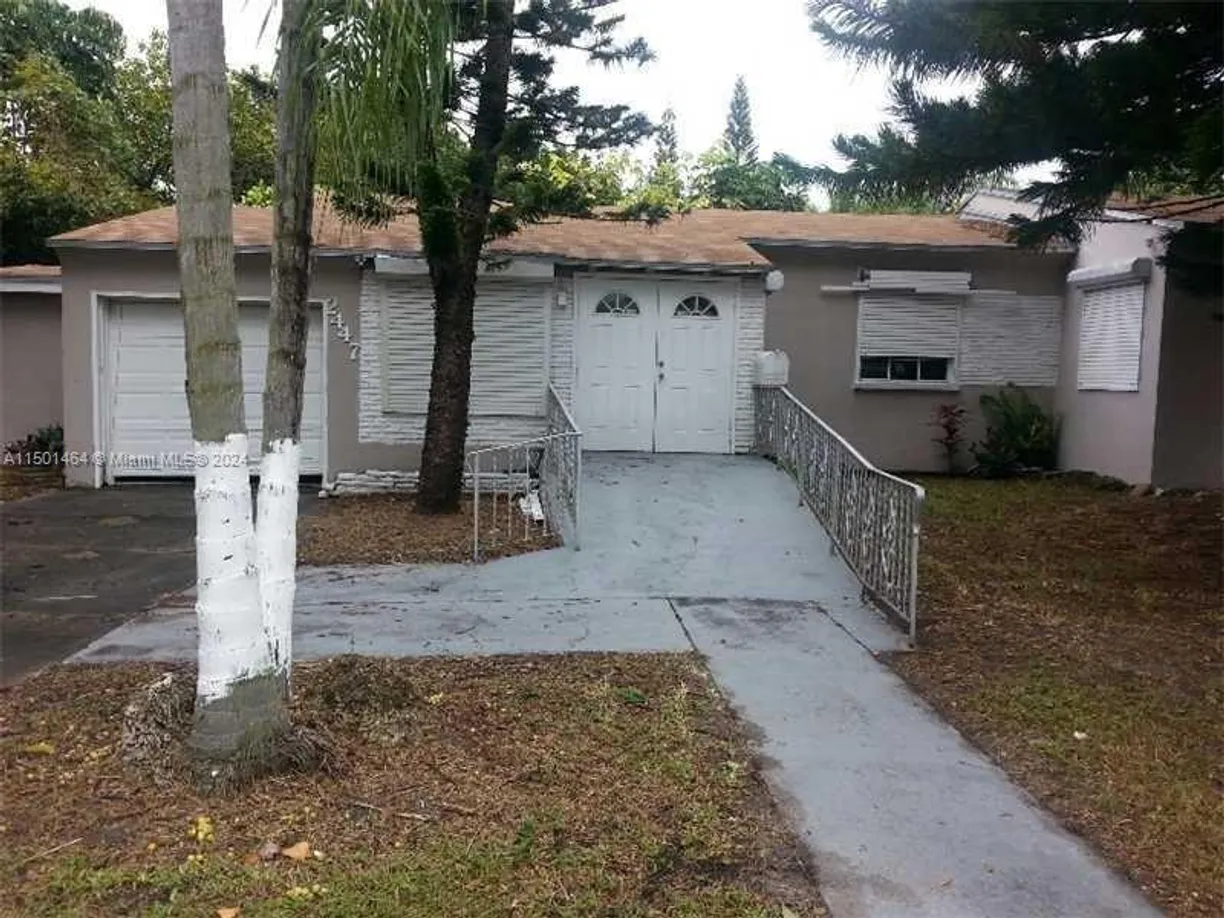 South Florida Real Estate | View 2447 Pierce St, 1 | 1 Bed, 1 Bath