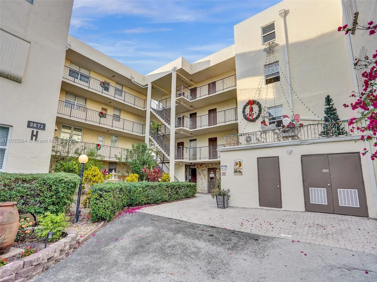 South Florida Real Estate | View 2871 Somerset Dr, 216 | 2 Beds, 2 Baths