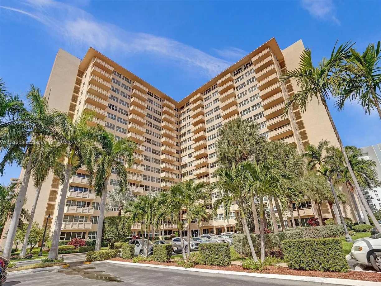 South Florida Real Estate | View 3333 34th St, 1015 | 2 Beds, 2 Baths