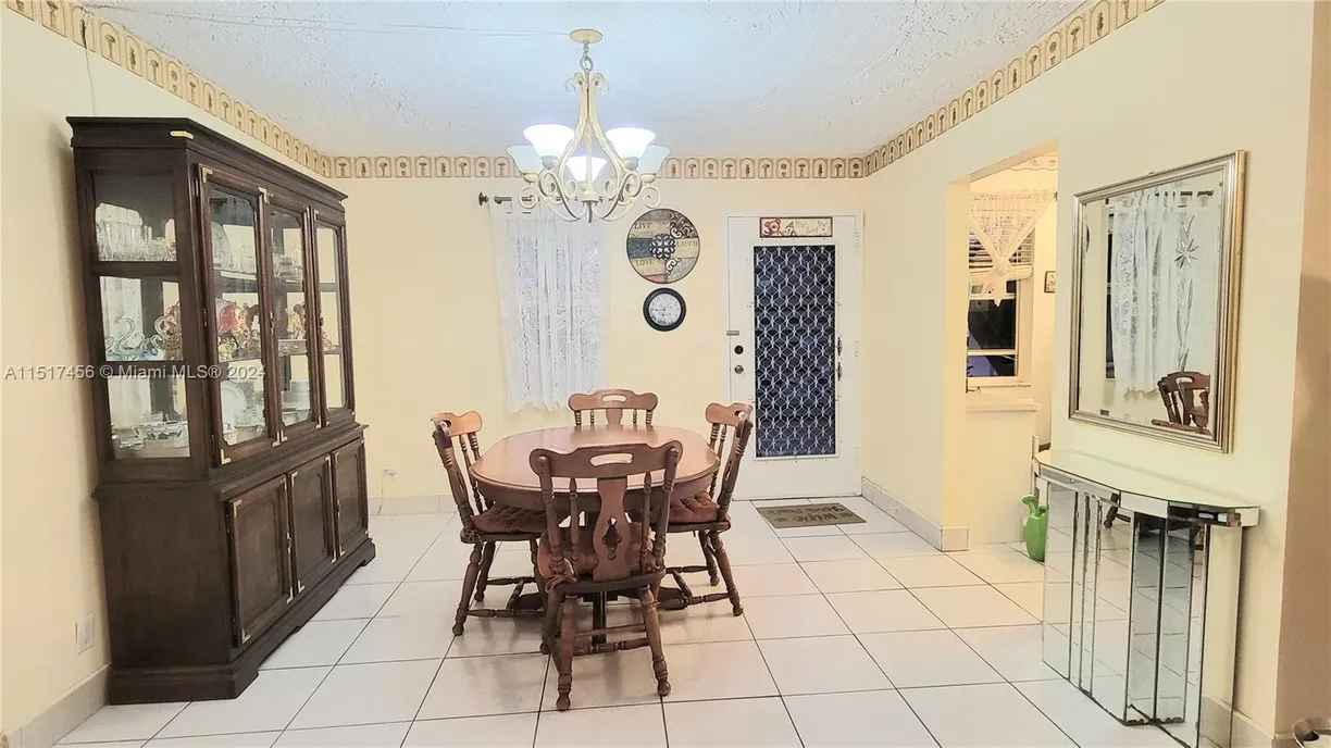 South Florida Real Estate | View 2851 Somerset Dr, 105 | 1 Bed, 1 Bath