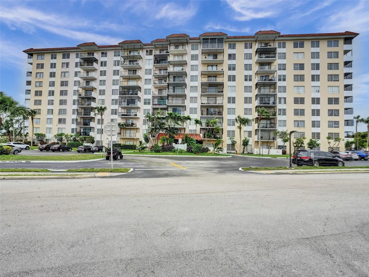 South Florida Real Estate | View 4164 Inverrary Dr, 409 | 1 Bed, 1 Bath