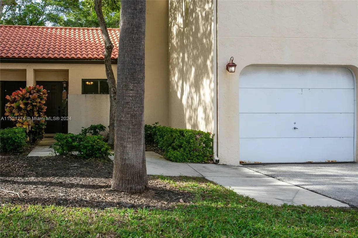 South Florida Real Estate | View 9 Via De Casas Sur, 103 | 2 Beds, 2 Baths