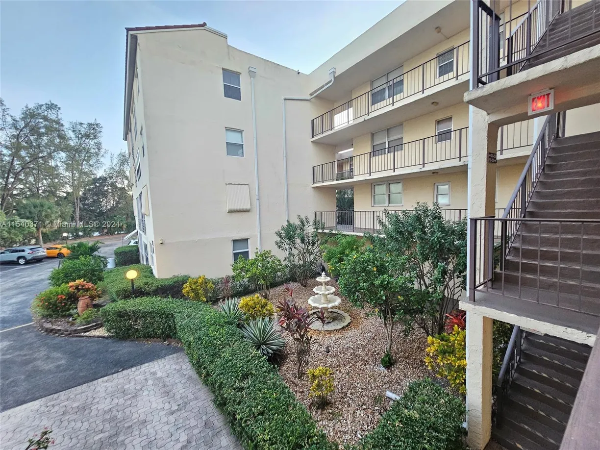 South Florida Real Estate | View 2871 Somerset Dr, 112 | 2 Beds, 2 Baths